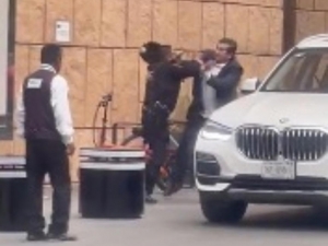VIDEO: Policía &#039;se rifa un tiro&#039; con escolta en Polanco… ¡No se achicó!