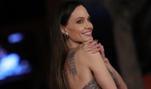 El curioso lugar del cuerpo donde Angelina Jolie se hizo su último tatuaje y el misterio sobre si es un mensaje para Brad Pitt