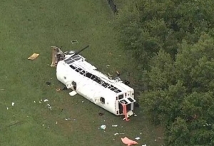 Autobús vuelca en Florida: Hay 8 muertos y 40 heridos; iban mexicanos, confirma SRE
