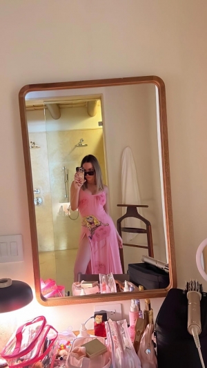 Belinda luce vestido de Bob Esponja rosa en fiesta de Año Nuevo