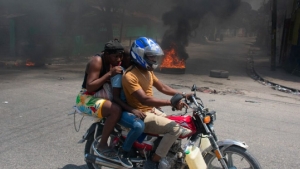 Huyen más de 33 mil de capital de Haití; violencia pandillera deja cadáveres en las calles
