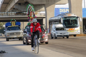 Peregrinos continúan su camino por autopista México-Puebla