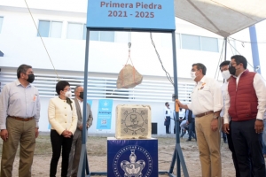 Colocan Lilia Cedillo y Sergio Salomón primera piedra para Complejo Regional Centro