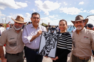 Puebla da bienvenida a jirafa &quot;Benito&quot;; Gobierno Estatal respalda causas animalistas, destaca Sergio Salomón