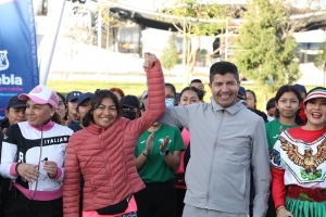 Ayuntamiento de Puebla presenta medalla y playera de la carrera contigo mujer