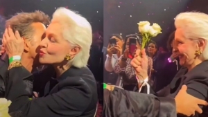 Carolina Herrera recibe flores y un beso de Luis Miguel en pleno concierto