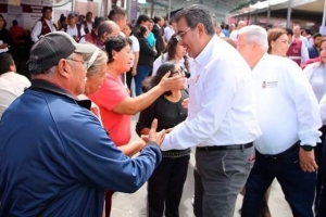 Céspedes entrega apoyos sociales en Teziutlán