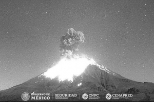 Popocatépetl registra dos explosiones y alerta a autoridades estatales