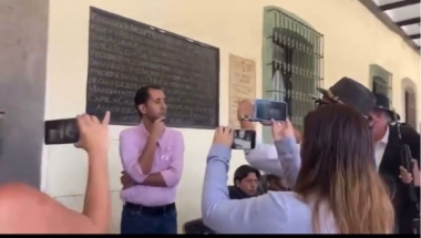Represora y dictadora, le gritan periodistas a Paola Angón durante manifestación