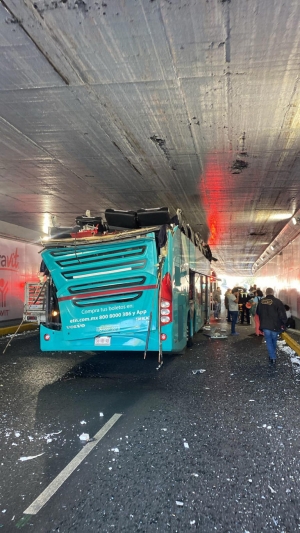 Autobús con turistas se queda atorado en bajo puente en la Del Valle; hay al menos 14 lesionados