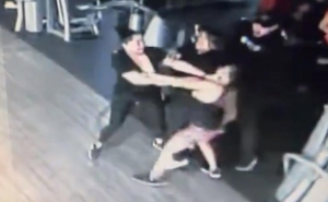 VIDEO: Momento en que mujer muerde y le arranca parte del dedo a otra, tras pelea en un gimnasio de Monterrey