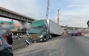 ¿Qué pasó en la autopista México-Puebla hoy 21 de enero? Tractocamión sufre aparatoso accidente cerca de Valle de Chalco Solidaridad