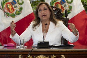 Presidenta de Perú pide al Congreso adelantar elecciones para octubre
