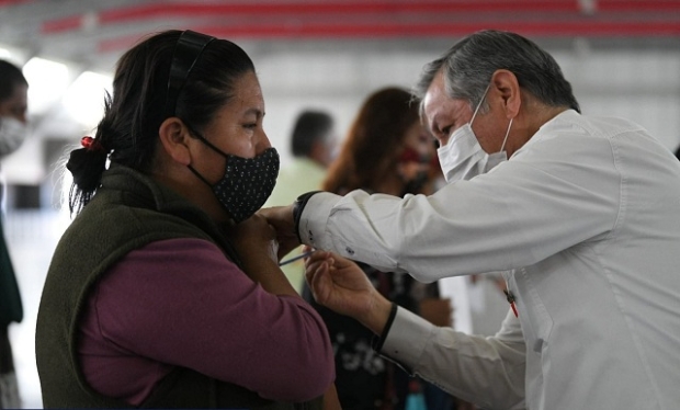 Llegan a Puebla 200 mil vacunas AstraZeneca para refuerzo a 60 años y más