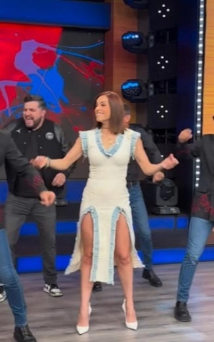 A Tania Rincón se le vio todo con descuidado vestido abierto