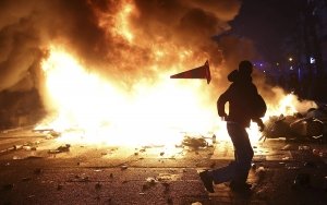 Protestas en Francia dejan m&aacute;s de 2 mil detenidos y m&aacute;s de 500 agentes heridos, reporta el Gobierno