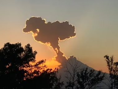 ¿Señal divina? El Popocatépetl echó fumarola con una peculiar forma, pero no es la única vez