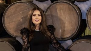 Salma Hayek Es ‘Arrestada’ En Concierto de Sabrina Carpenter