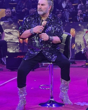 Manuel Mijares atacado por usar botas de cristales en sus conciertos