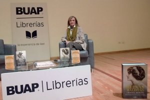 Cristina Morat&oacute; reivindica la historia de las mujeres ante estudiantes de la BUAP