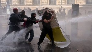 "D&iacute;a de furia" en Francia: un edificio en llamas y m&aacute;s de 270 detenidos en multitudinarias protestas por la educaci&oacute;n y el costo de vida