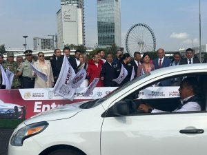 Alejandro Armenta entrega 11 unidades a la secretaria de Seguridad P&uacute;blica