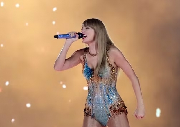 Captan a Taylor Swift sufriendo para respirar durante concierto en Brasil