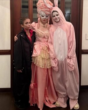 Shakira celebra Halloween en las calles de Bogotá y logra pasar desapercibida con su increíble disfraz