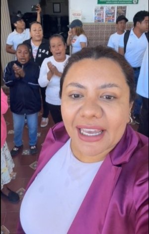 Lupe B&aacute;rcenas simula di&aacute;logo; crece presi&oacute;n de ciudadanos que exigen su salida