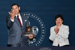 La Rectora de la BUAP Lilia Cedillo, entrega reconocimiento al Gobernador Alejandro Armenta a quien considera en el aniversario 67 de la Facultad de Administraci&oacute;n.