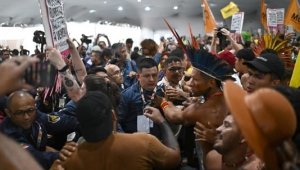 Manifestantes ind&iacute;genas se enfrentan contra polic&iacute;a en la COP30 de Brasil tras protesta