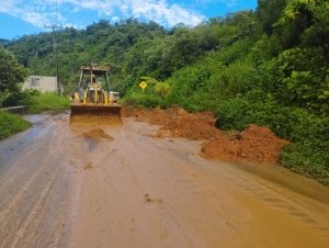 Con maquinar&iacute;a y apoyos, Gobierno del Estado atiende de forma oportuna deslave en Eloxochitl&aacute;n