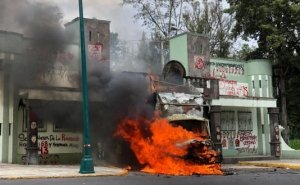 Caso Ayotzinapa: normalistas derriban puerta del Campo Militar 1 e incendian cami&oacute;n