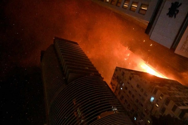 Rascacielos se incendia en Hong Kong