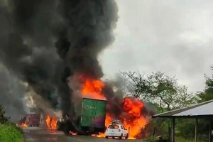Manifestantes queman vehículos en Veracruz
