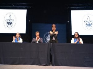 Rectora Lilia Cedillo preside ceremonias de graduación en el CCU