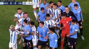 Messi y Sebastián Cáceres protagonizan pelea en el Argentina vs Uruguay