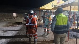 Rescatan con vida a uno de los cuatro trabajadores atrapados en mina de El Rosario, Sinaloa