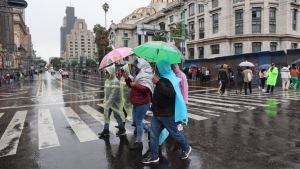 Onda tropical y frente frío generarán lluvias y descenso de temperaturas en el país este inicio de semana