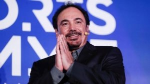 Hugo S&aacute;nchez llama 'h&eacute;roe' e invita a comer a aficionado que limpi&oacute; su placa