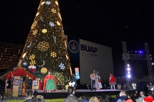 La BUAP da la bienvenida a la época decembrina con encendido del árbol navideño