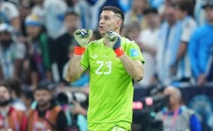 Dibu Mart&iacute;nez es v&iacute;ctima de burlas y encar&oacute; a los aficionados del Arsenal tras recibir una humillante goleada: "&iquest;Ahora no bailas?"