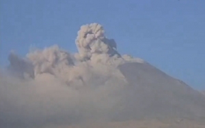 Cae ceniza del volcán Popocatépetl en 11 municipios de Puebla