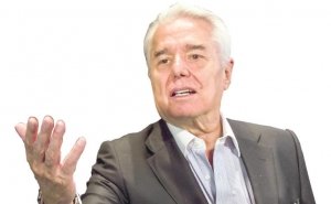 Enrique Guzm&aacute;n se dice enamorado de Bad Bunny