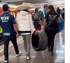 Captan a fan de la F1 llevándose una llanta en el metro de la CDMX tras Gran Premio de México