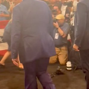 El extra&ntilde;o bulto en el trasero de Trump se vuelve viral