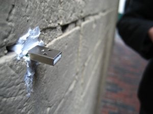 En M&eacute;xico existen m&aacute;s de 41 USB incrustadas en las paredes; &iquest;qu&eacute; es el proyecto Dead Drops?