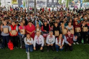 Entrega Pepe Chedraui m&aacute;s de 7 mil despensas en Romero Vargas