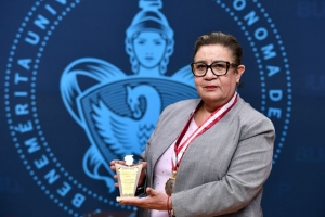 Reconocen trayectoria de la Dra. Mar&iacute;a Antonieta Monserrat Vera Mu&ntilde;oz con Doctorado Honoris Causa en Per&uacute;