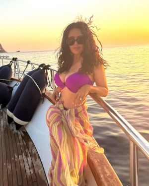 Salma Hayek, duelo de bikinis con Mathilde Pinault en sus vacaciones de verano